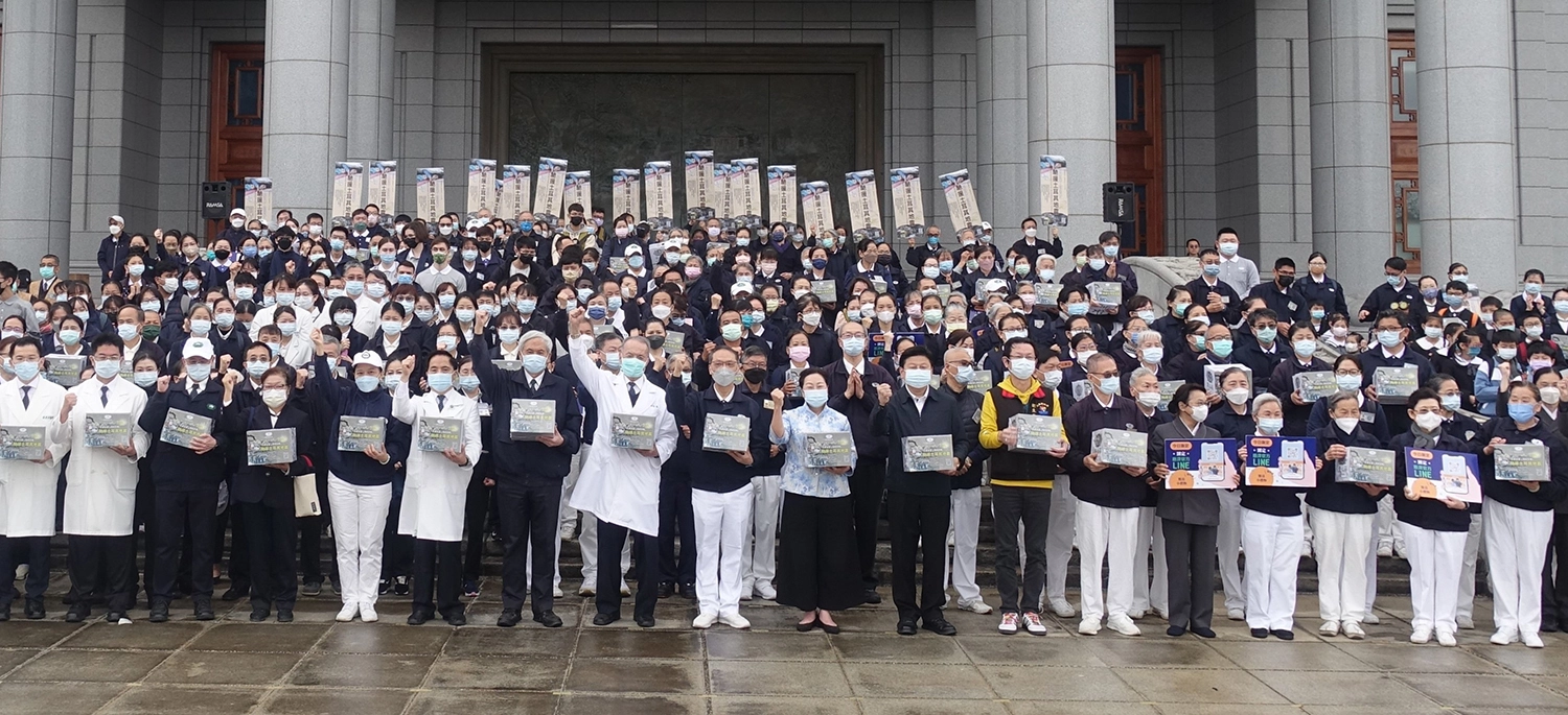 2月25日慈濟四大志業體同仁與志工走上街頭募心募愛,由花蓮縣長徐榛蔚、立委傅崐萁、慈濟慈善志業執行長顏博文、醫療志業執行長林俊龍、教育志業執行長王本榮等帶領全體祈禱祝福。(圖為慈濟基金會提供)