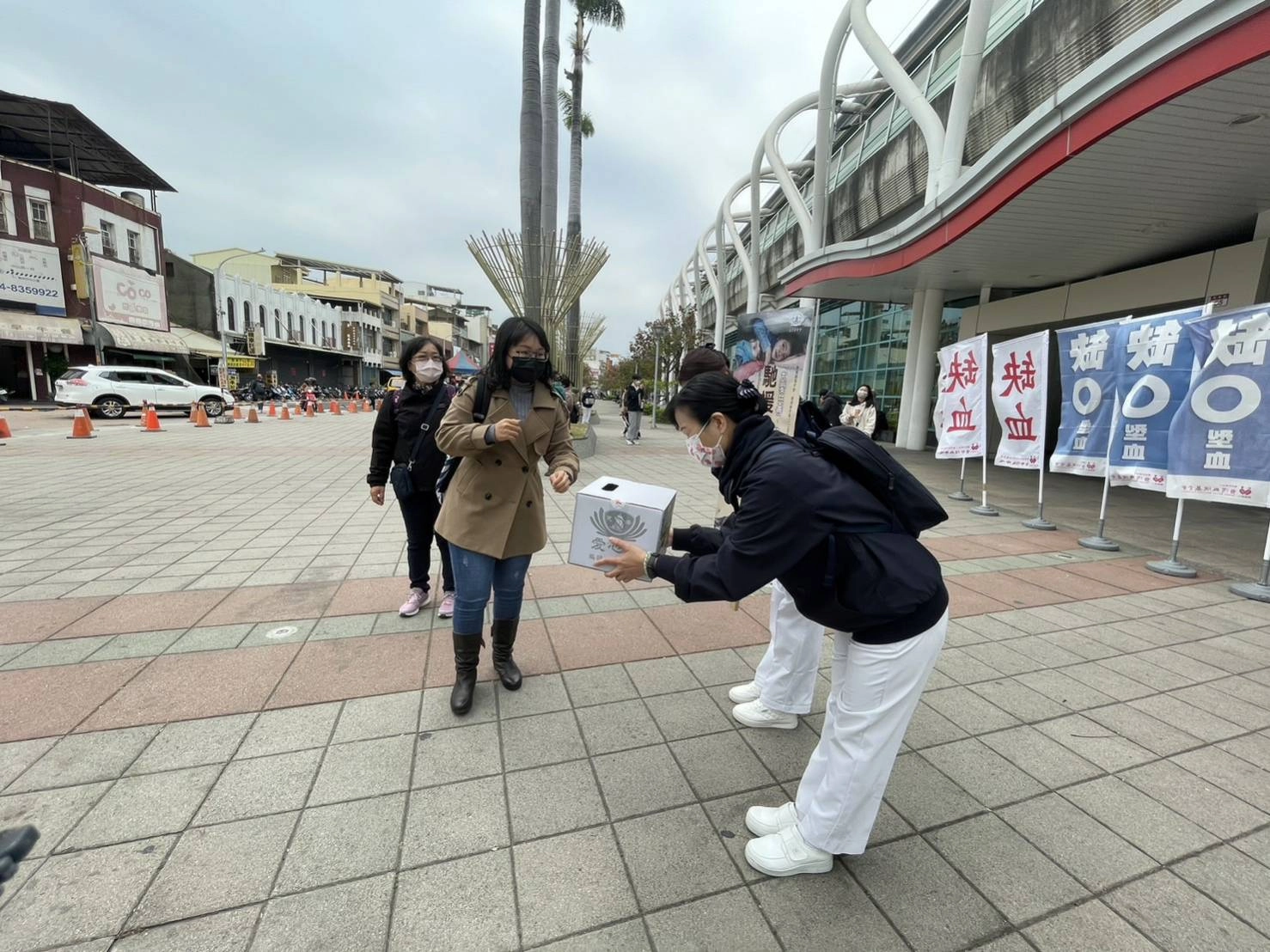 2月25日彰化慈濟志工在員林火車站募心募愛,邀約民眾為土敘地震災民盡一份心力。(圖為慈濟基金會提供)