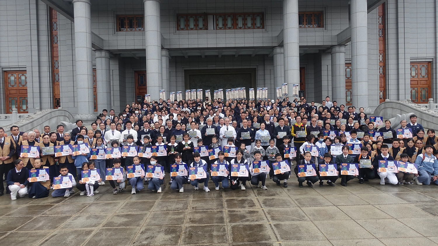 2月25日慈濟四大志業體同仁與志工走上街頭募心募愛,由花蓮縣長徐榛蔚、立委傅崐萁、慈濟慈善志業執行長顏博文、醫療志業執行長林俊龍、教育志業執行長王本榮等帶領全體祈禱祝福。(圖為慈濟基金會提供)