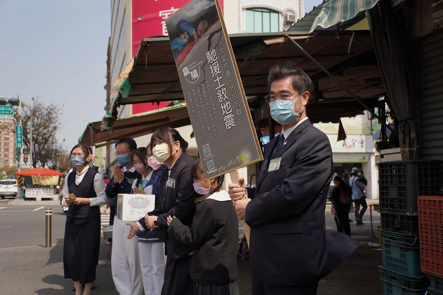 臺南慈中姚智化校長(圖右)帶動師生參與街頭募心募愛。(陳達生攝影)