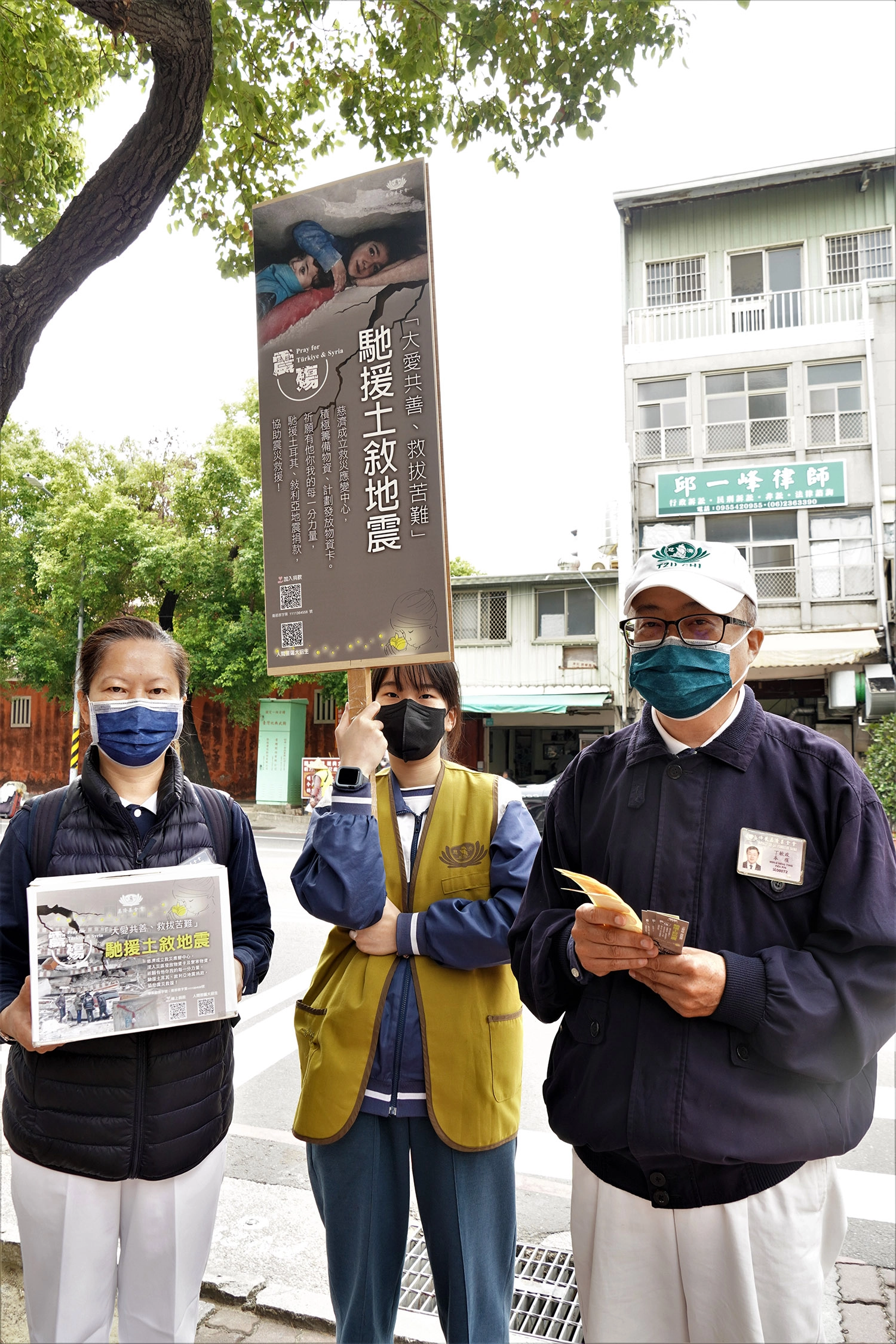 許多慈二代(圖中)的慈中學生跟著父母一起募愛。(林曉瑩攝影)