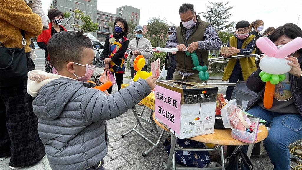 3歲的王小弟說:「我要捐錢給土耳其,因為他們地震。」