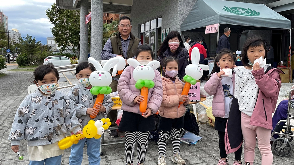 陳登在先生(後排,左)從台南來為土耳其義賣,現場造型氣球攤位最受小朋友青睞。