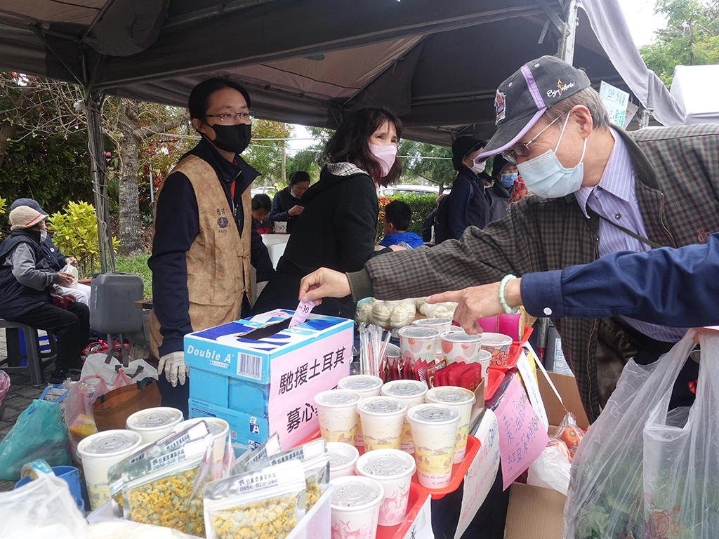 台東慈濟2月26日為土耳其地震舉辦義賣活動,民眾熱烈響應。