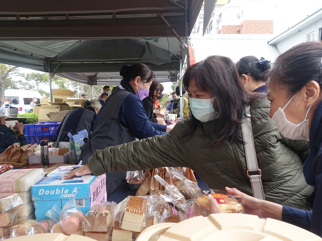 台東慈濟2月26日為土耳其地震舉辦義賣活動,民眾熱烈響應。