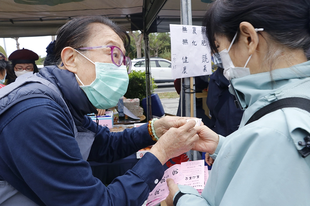 台東慈濟2月26日為土耳其地震舉辦義賣活動,民眾熱烈響應。