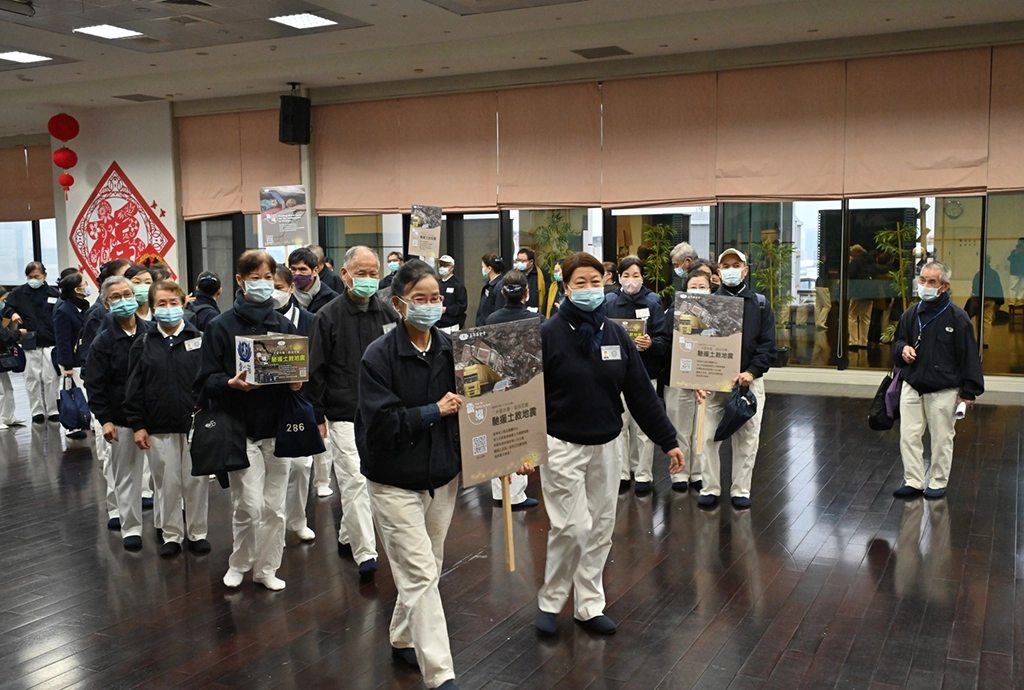 誓師大會齊唱〈祈禱〉,祈求今日為土敘災民街頭募款圓滿成功,早日脫離苦難恢復正常生活;隨後大隊人馬整隊出發。
