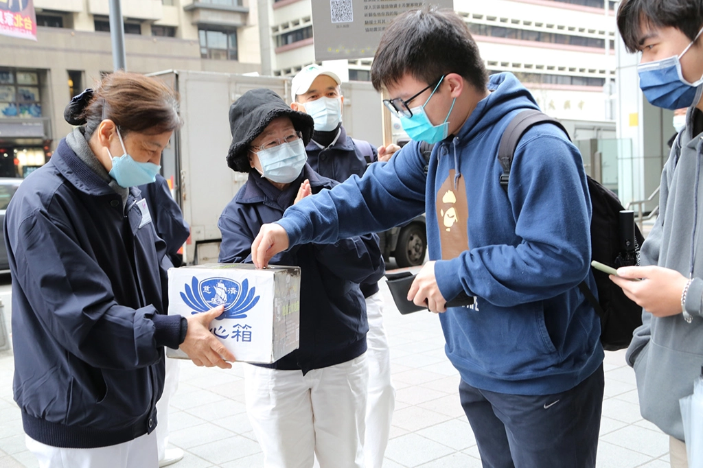 人潮熱鬧的南京東路五段二九一巷菜市場,像是拜訪老朋友似的,經過許多菜販、水果攤、等貨攤志工打招呼募心也募款。
