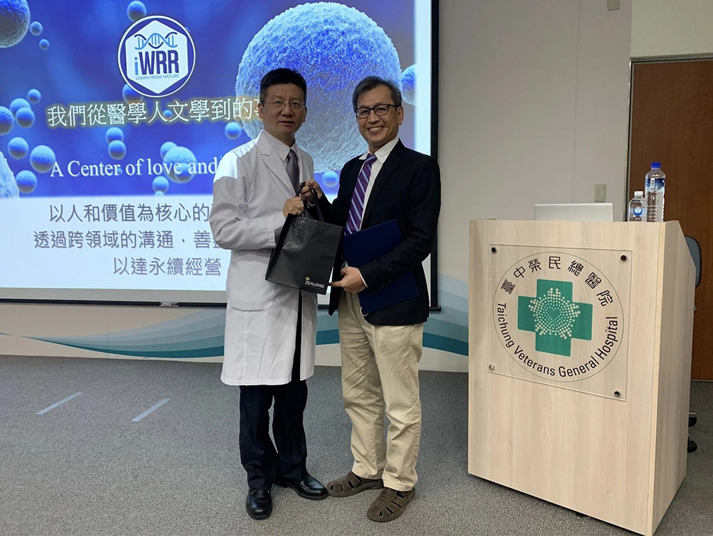 湯哲銘(右)投身醫學教育超過三十年