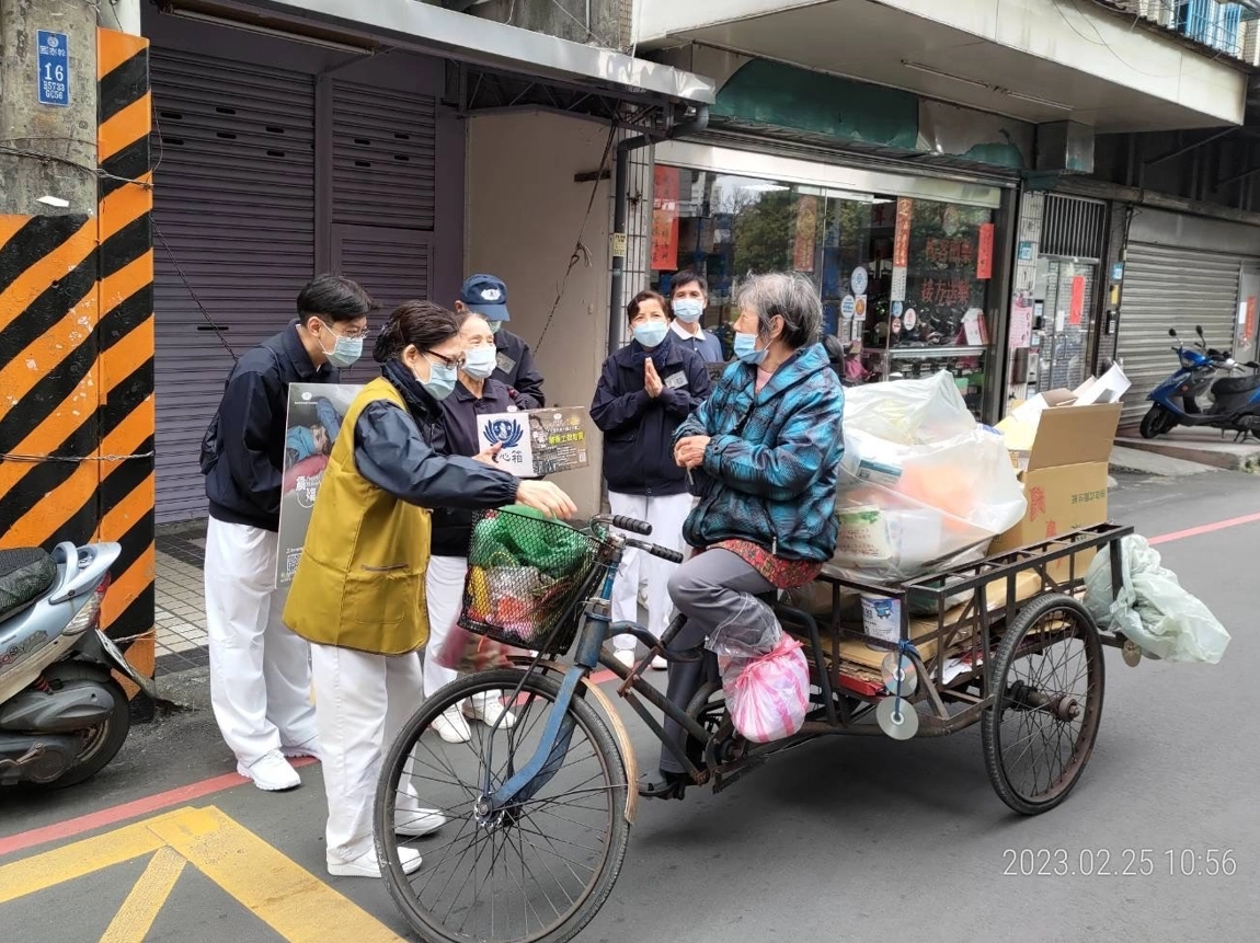 「佈施不是有錢人的專利,而是有心人的參與」。這句靜思語在這次街頭勸募充分展現。