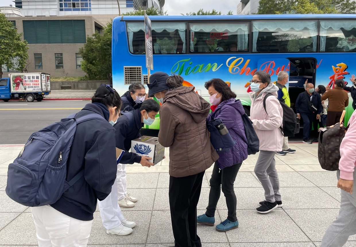 前來關渡靜思堂參訪的民眾,立即響應馳援土耳其募心募愛。