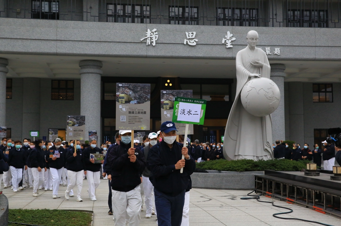 前來關渡靜思堂參訪的民眾,立即響應馳援土耳其募心募愛。