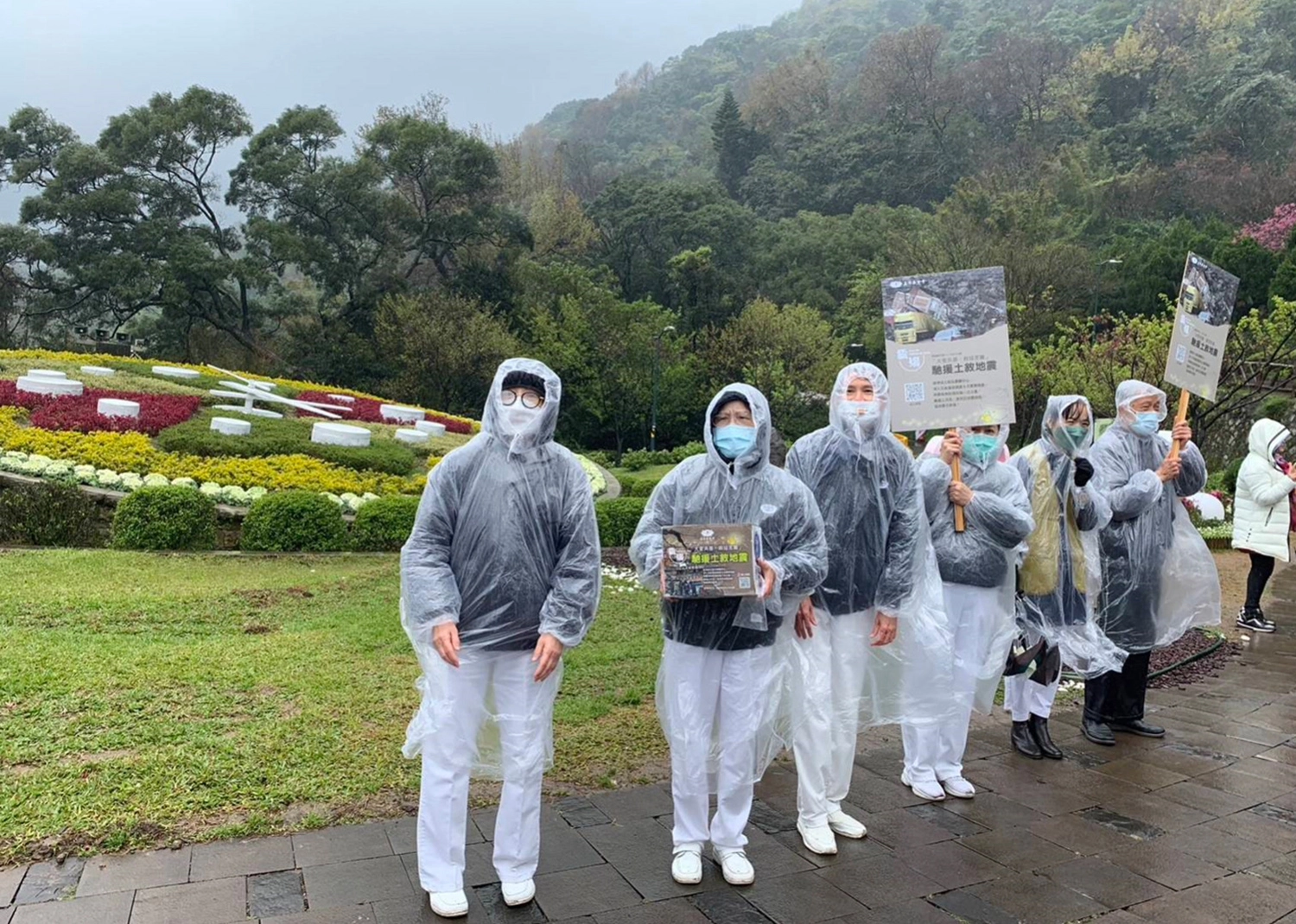 228連續假期北台灣寒風刺骨仍影響不了志工上街頭為「土、敘震災」募心募愛,陽明山等觀光風景區都看得到藍天白雲的身影。