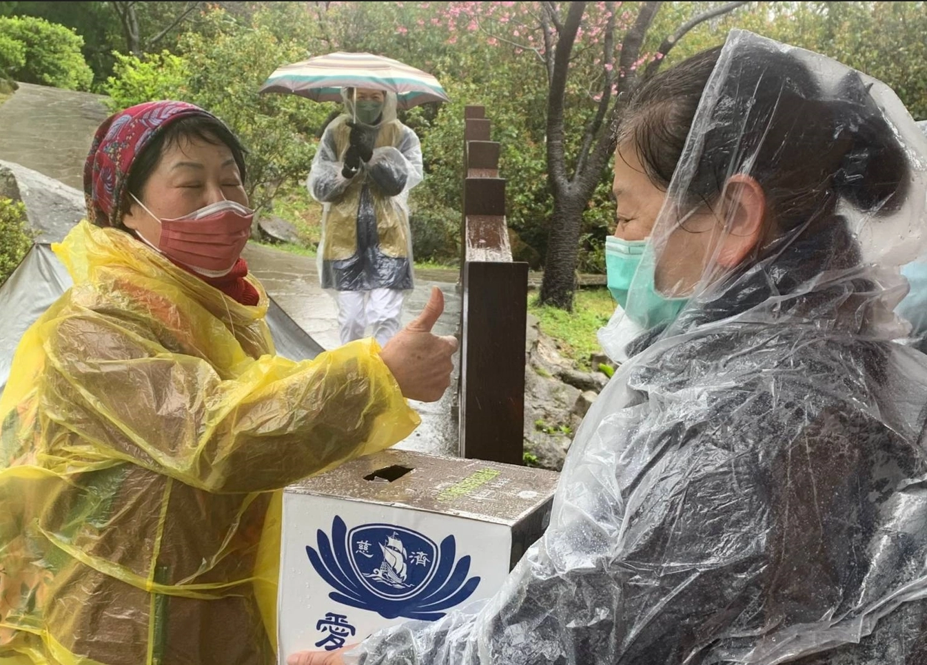 228連續假期北台灣寒風刺骨仍影響不了志工上街頭為「土、敘震災」募心募愛,陽明山等觀光風景區都看得到藍天白雲的身影。