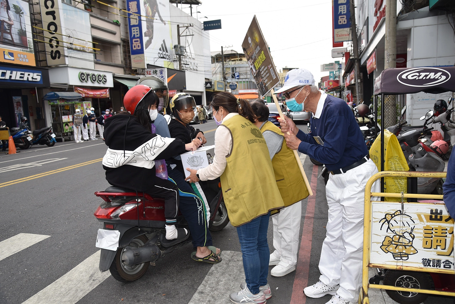 屏東慈濟志工為援助土耳其震災上街頭勸募,獲得民眾踴躍獻出愛心。
