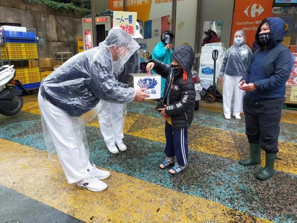不分男女老少、金額多寡,志工黃昆海恭敬承接每筆善款。
