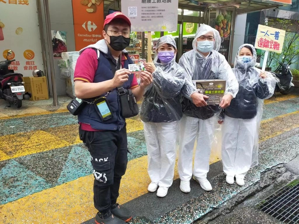 耳濡目染父母善行的謝秉哲先生放下手上工作,先跑來捐款。
