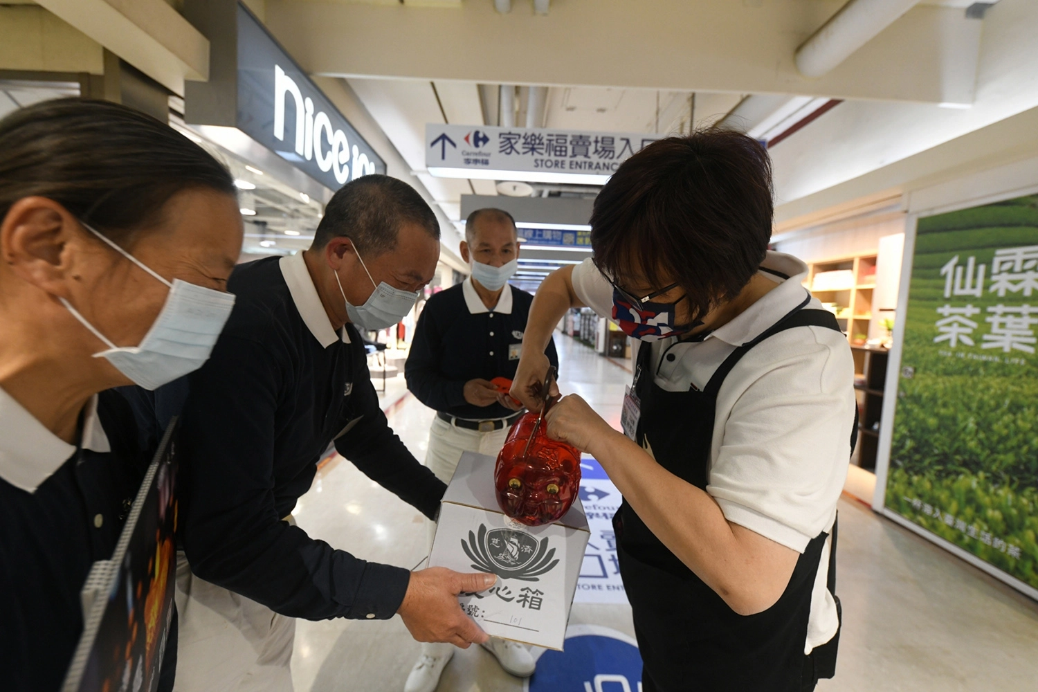 家樂福林店長(右)捐出她的錢筒。(攝影:許台生)