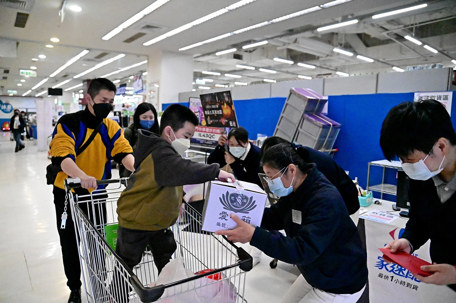 宜蘭慈濟志工2月25-28日在家樂福入口與出口定點邀約民眾付出愛心(攝影:賴振豐)