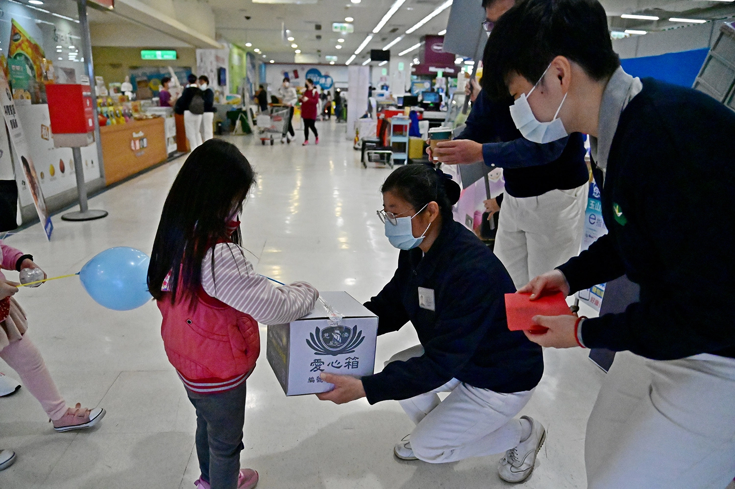 宜蘭慈濟志工2月25-28日在家樂福入口與出口定點邀約民眾付出愛心(攝影:賴振豐)