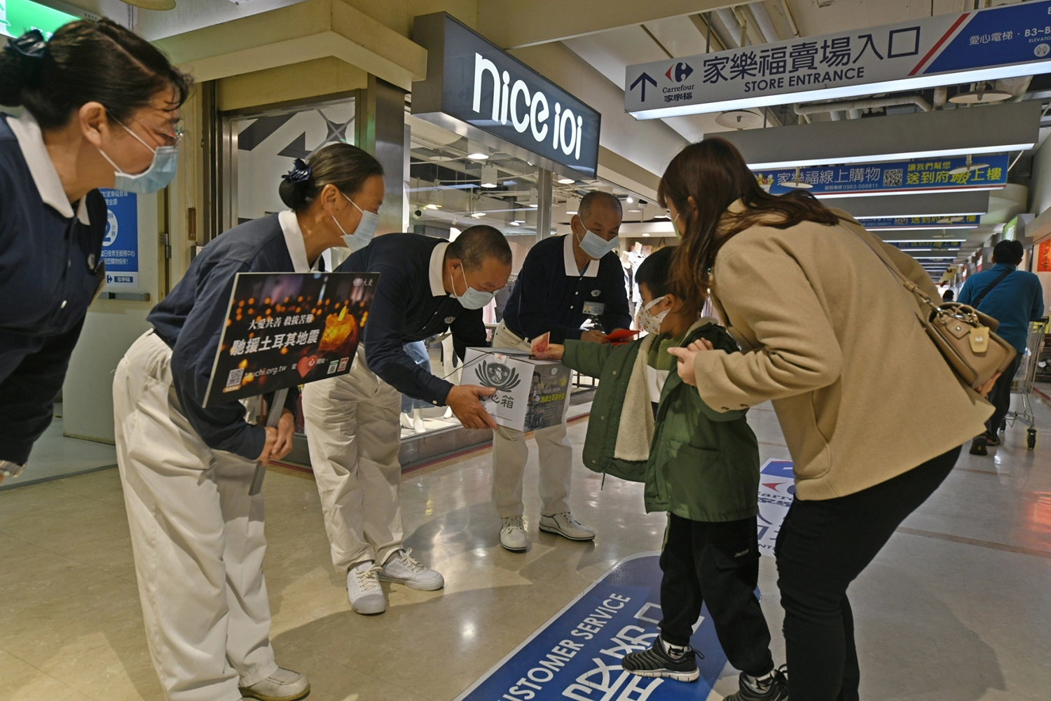 宜蘭慈濟志工2月25-28日在家樂福入口與出口定點邀約民眾付出愛心(攝影:許台生)