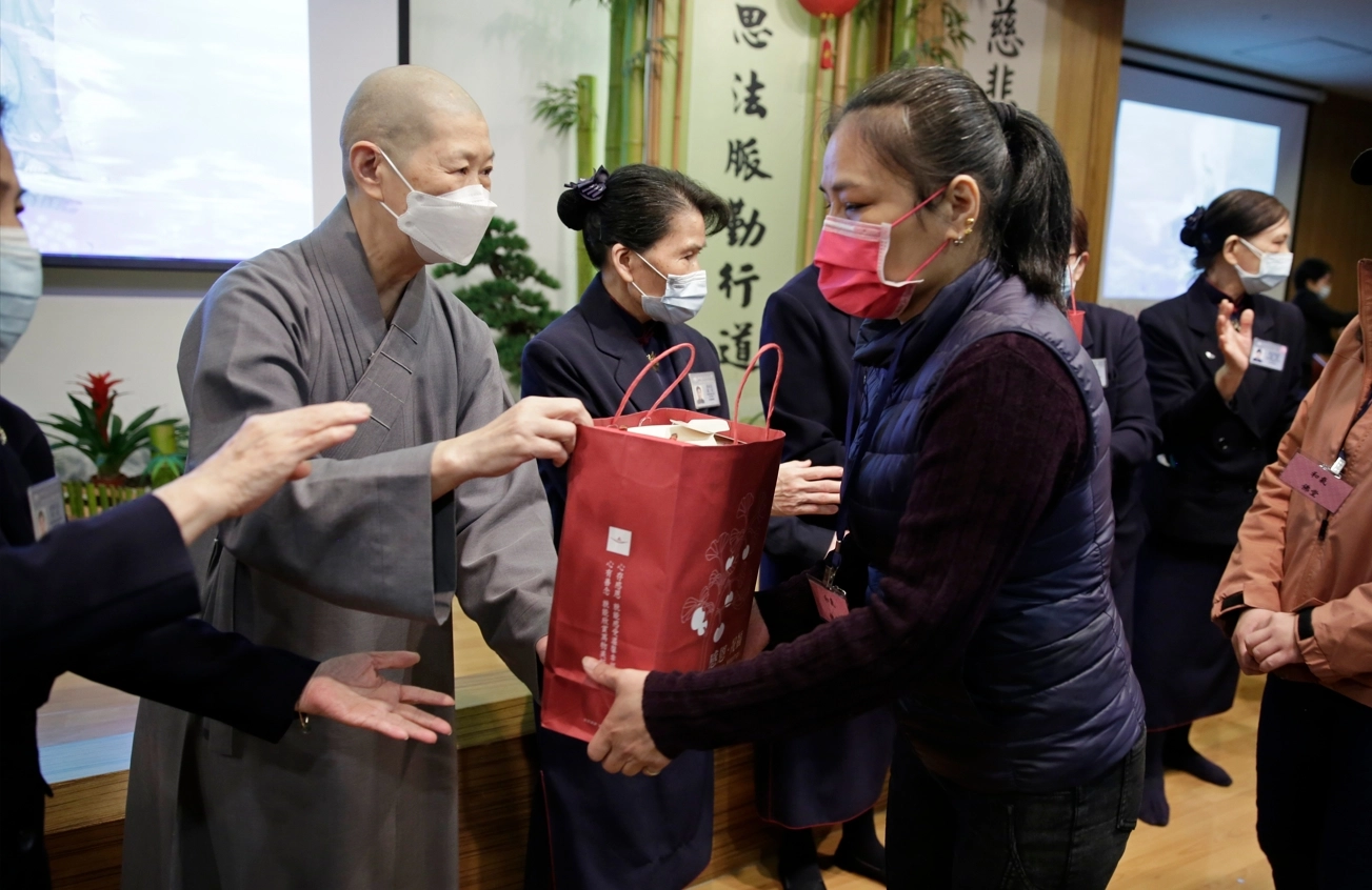 慈濟基金會2022年末12月31日在東區聯絡處舉辦歲末祝福感恩會,同時邀約區域內的慈濟照顧戶舉辦冬令發放關懷弱勢活動。
