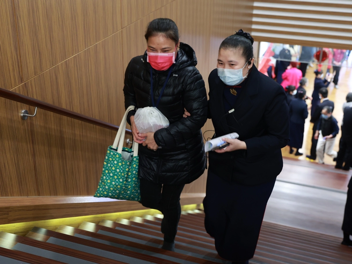 志工謝雪娥(右) 慈言善語的鼓勵,「眼前就是好好照顧兒子長大,有任何困難,我們都會與妳一起度過」。