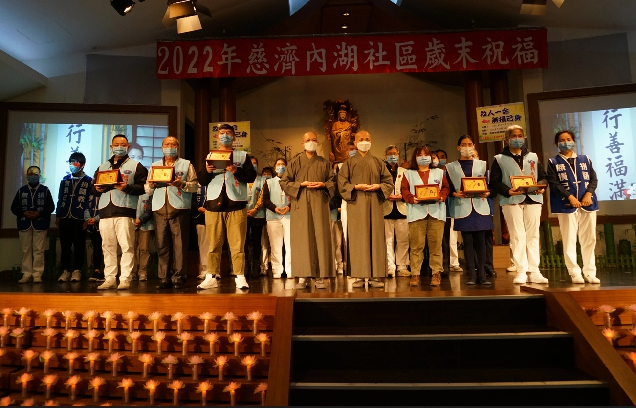 來自花蓮靜思精舍德愔師父、德度師父特別為六位捐贈者致贈「捐贈者紀念牌」,並期勉大眾,踴躍響應捐贈宣導活動,讓血癌病友看見生命的曙光。