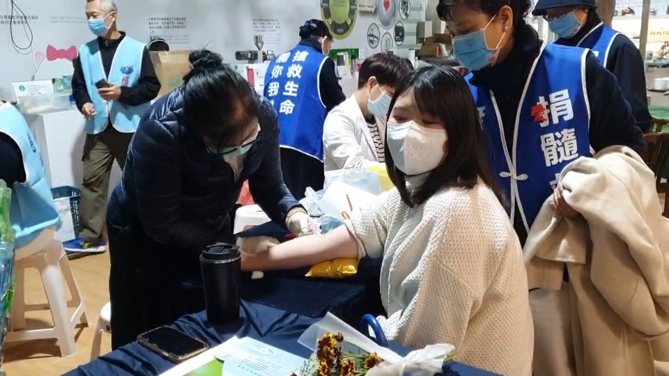 26歲的鄭如伶,從小就很怕抽血或看到血,但她還是勇敢地來建檔。抽血時,她把頭轉向另一邊說,「不要看就好,痛一下下而已」。