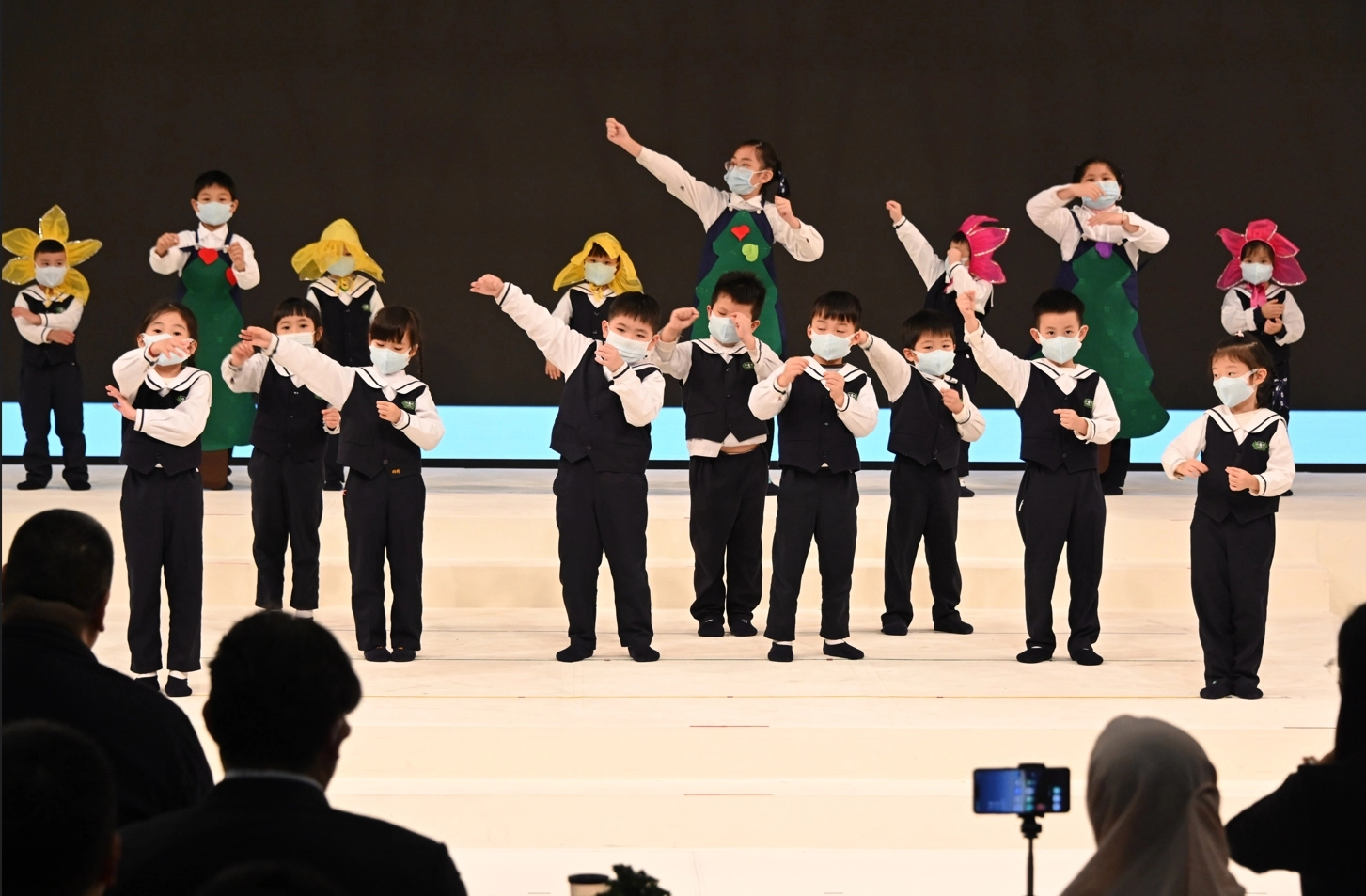 二十三位大愛幼兒園大班、中班、小班的孩子及畢業校友,分別演繹「微笑的臉」、「愛的火金姑」及「大愛讓世界亮起來」三首歌曲。