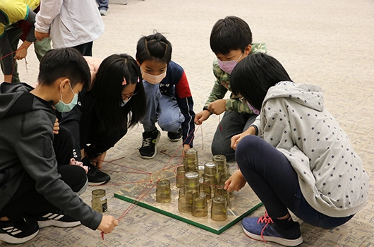 友達光電臺中廠,邀請偏鄉學校實地探訪西大墩窯遺址,讓孩子們透過工具,模擬挖掘遺。