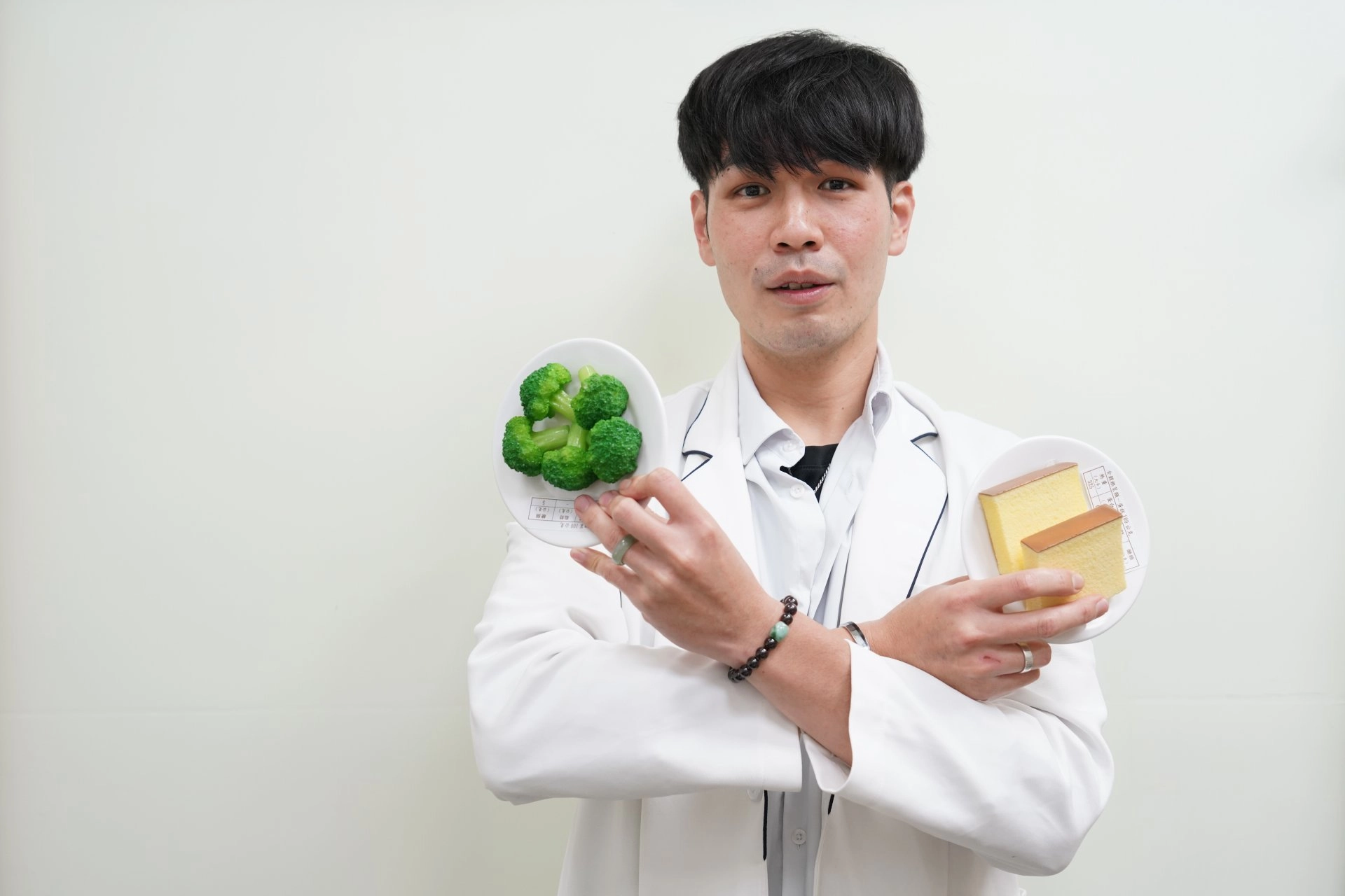 花蓮慈濟醫院營養師陳昱升表示，脂溶性維生素E則可保護細胞不受自由基傷害，堅果類食物如榛果、杏仁、全穀類食品、植物油、深綠色蔬菜等含量多。許多學生喜歡吃餅乾、蛋糕等零食，常使人注意力降低想睡覺，應盡量避免。