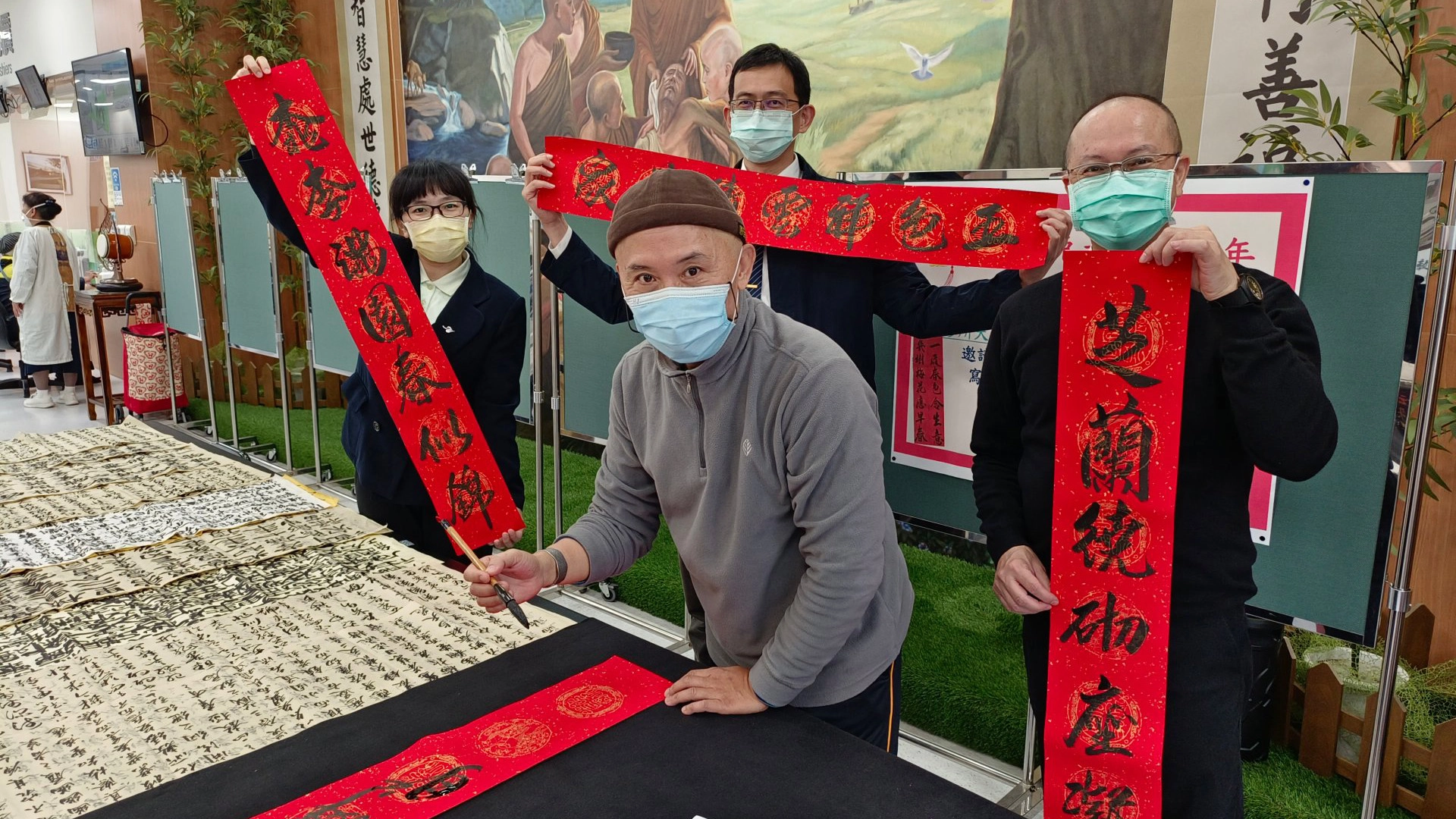 嘉義慈濟診所同仁及負責醫師蔡任弼主任(後排中)與書法名師蔡功南老師(前排中),展示春聯賀歲。