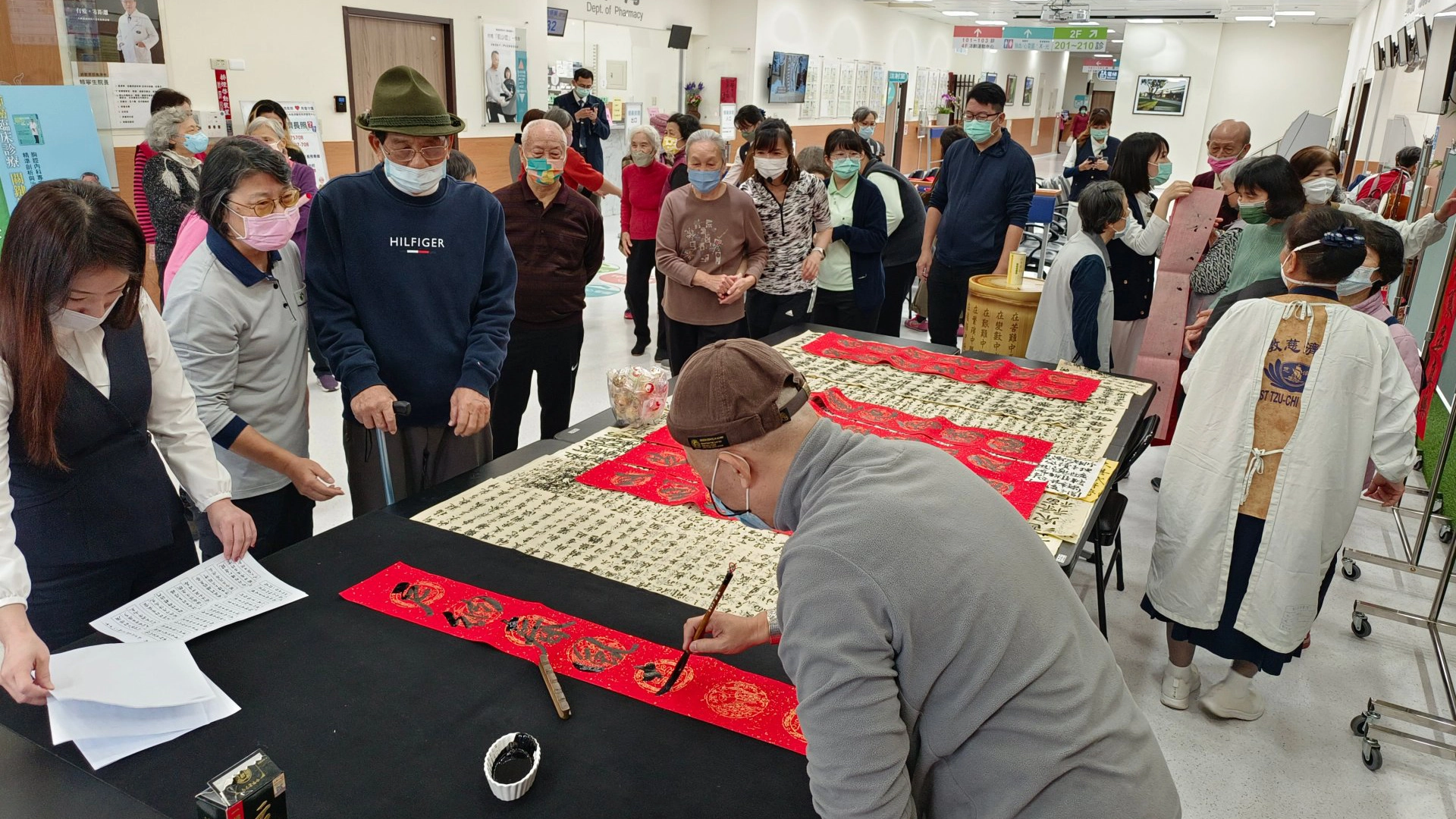 嘉義慈濟診所宏兔大展迎新年揮毫現場,民眾熱鬧索春聯