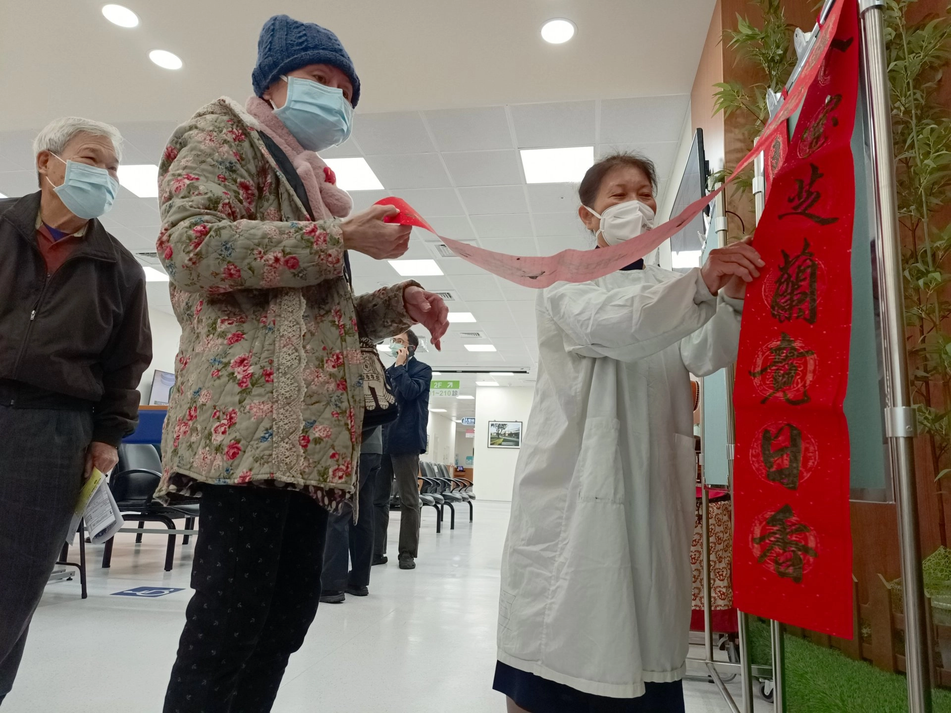 慈濟志工師姐,現場服務民眾挑春聯
