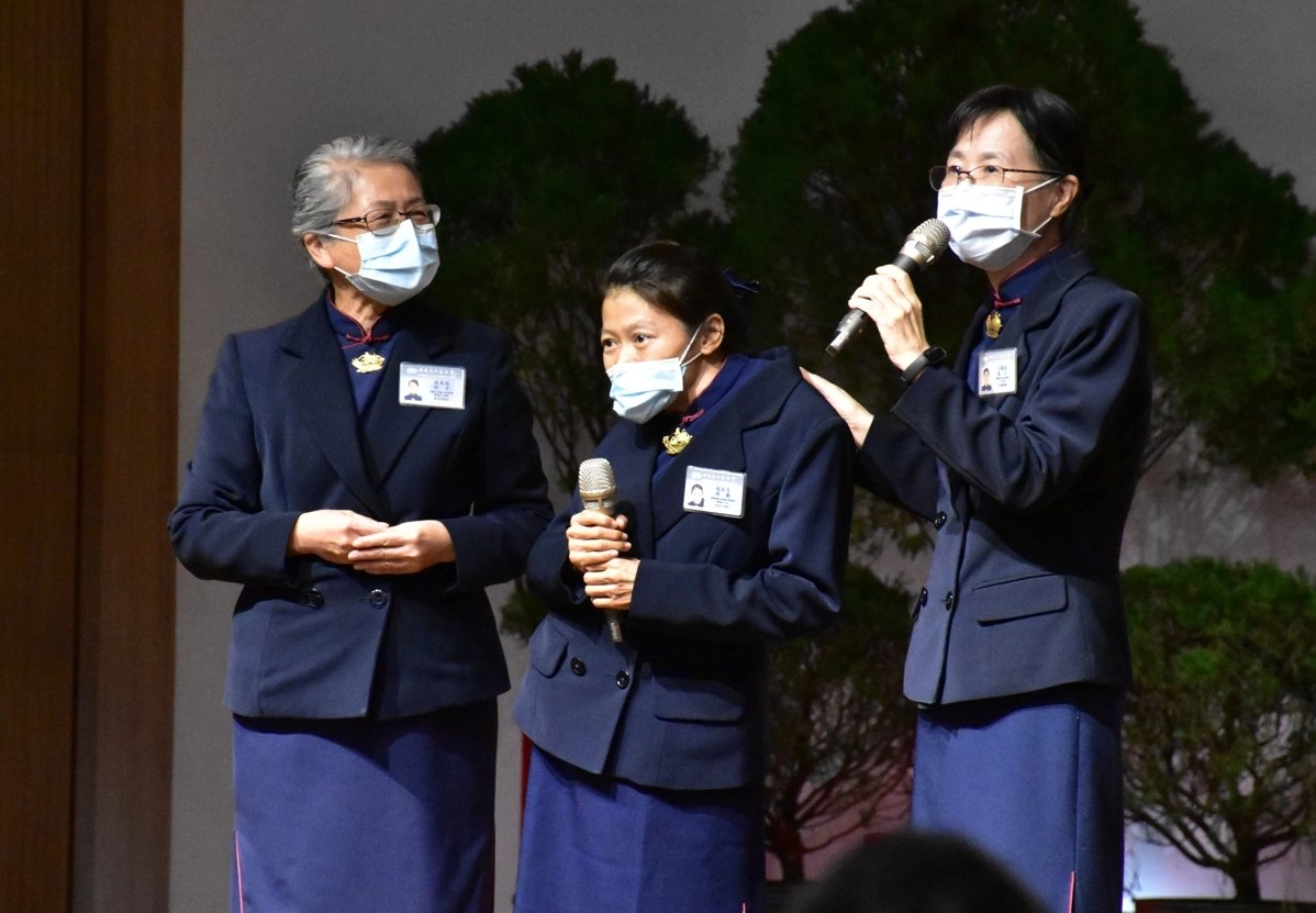 中正區歲末祝福人品典範,介紹慈濟志工段生芳(中)翻轉人生的故事。一路陪伴關懷生芳的慈濟志工王鳳珠,陪伴生芳上臺見證。