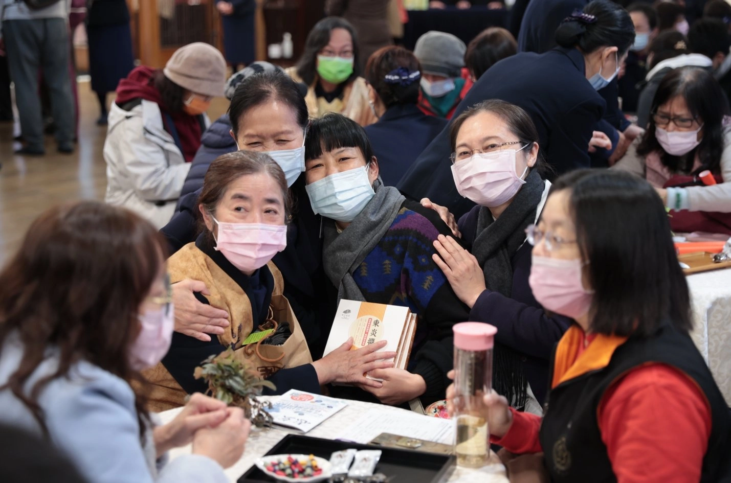在訪視志工陪伴下參加歲末祝福的黃小姐(右三)來自中國大陸,黃小姐說:「來到這裡,有回娘家的感覺,很溫暖,有滿滿的愛」。