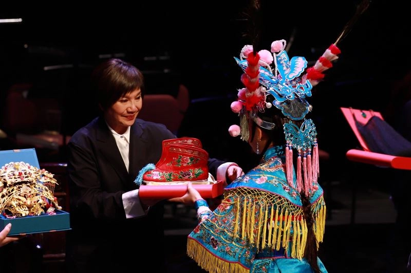 唐美雲歌仔戲團團長唐美雲(左)授予結業習藝生象徵傳承與祝福的行當配件