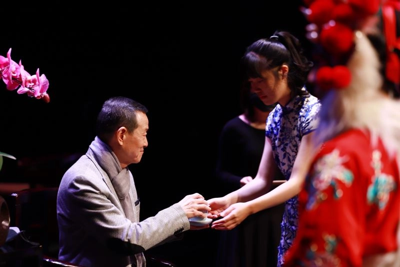 當代傳奇劇場習藝生向導師吳興國(左)奉茶行謝師禮