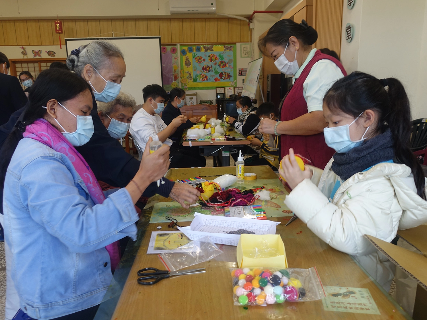 花蓮慈濟志工1月8日在鳳林靜思堂舉辦冬令發放,圖為手作DIY區。(攝影:陳誼謙)