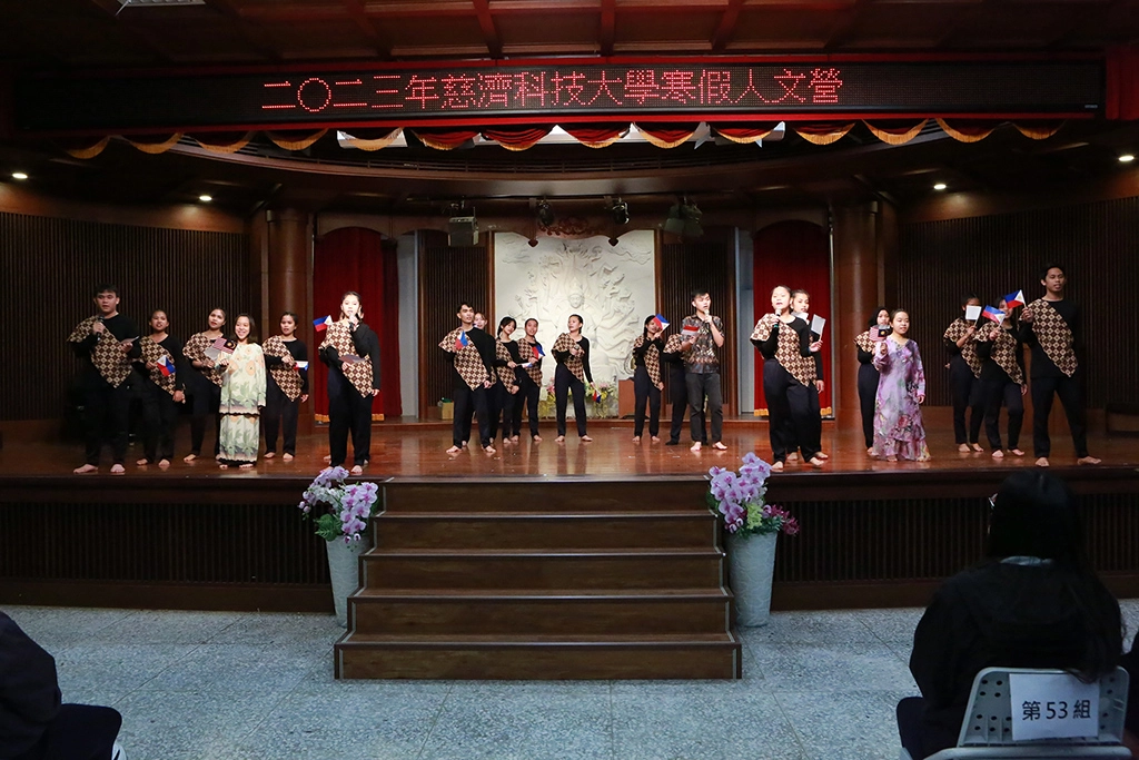國際聯誼晚會,外籍生合唱「We Are The World」。