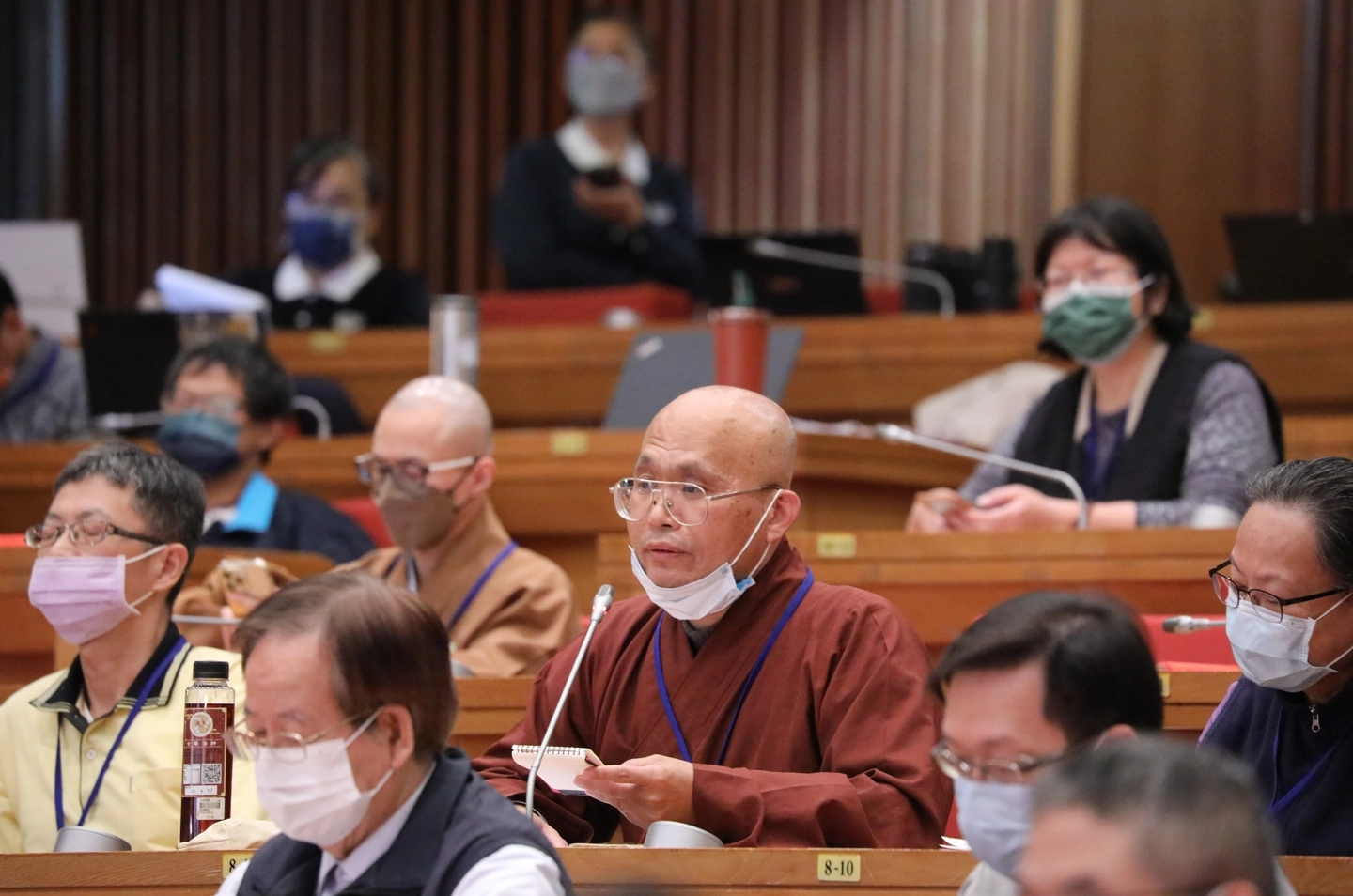 探討《法華經》如何通過現代宗教家與學者的詮釋與轉譯,深入影響社會各個層面。