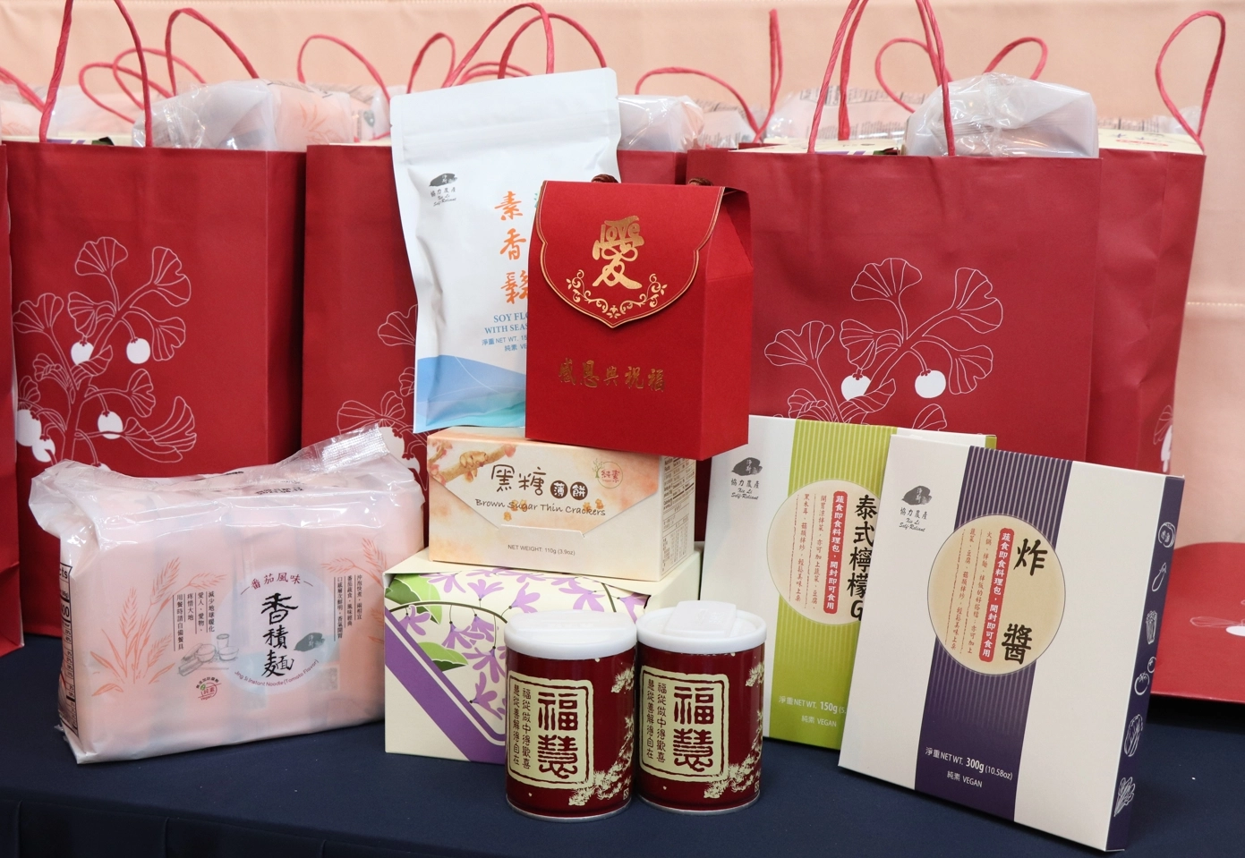 今年打包的物資包,含營養品(香積麵、芋香米粉、福慧粥、調理包、素香鬆、黑糖薄餅和一個小福袋)。