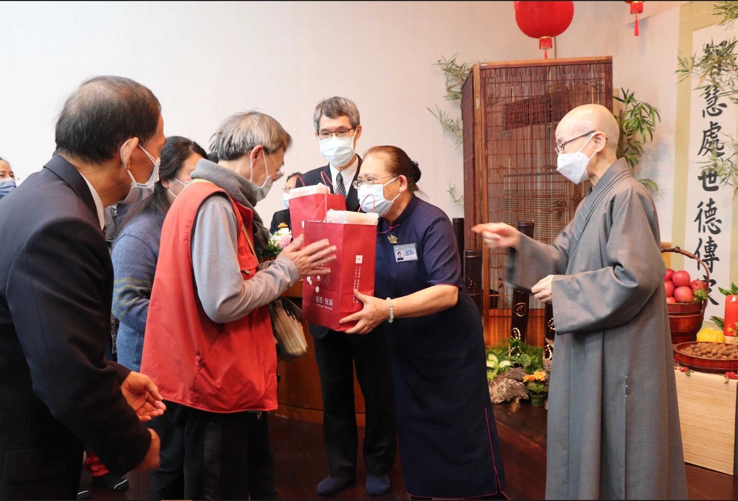 活動最後在靜思精舍師父祝福下,會眾依序領取福慧紅包和物資,滿懷感恩的心結束這場一年一度,熱熱鬧鬧、開開心心的歲末祝福。