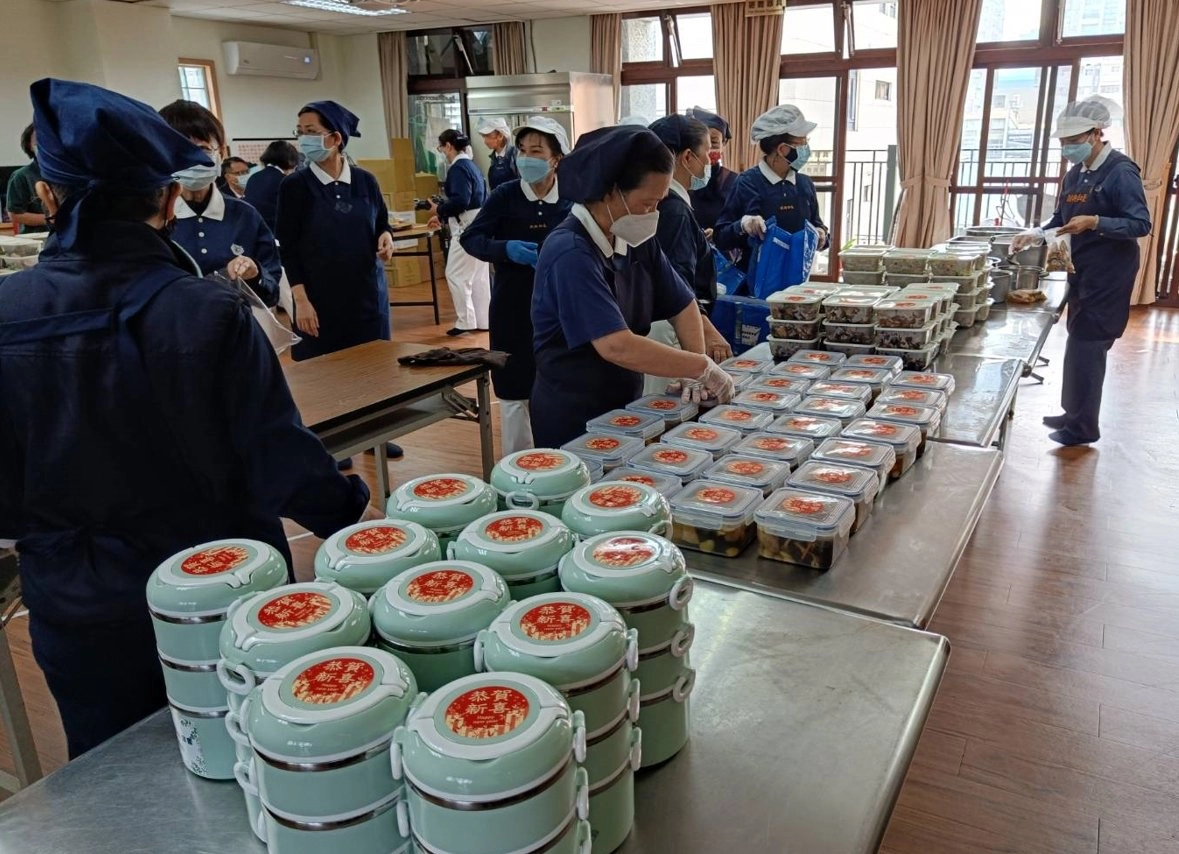 高雄分會即日起展開為期數天的冬令發放活動,美味的蔬食年菜以環保餐盒及保溫袋分裝。