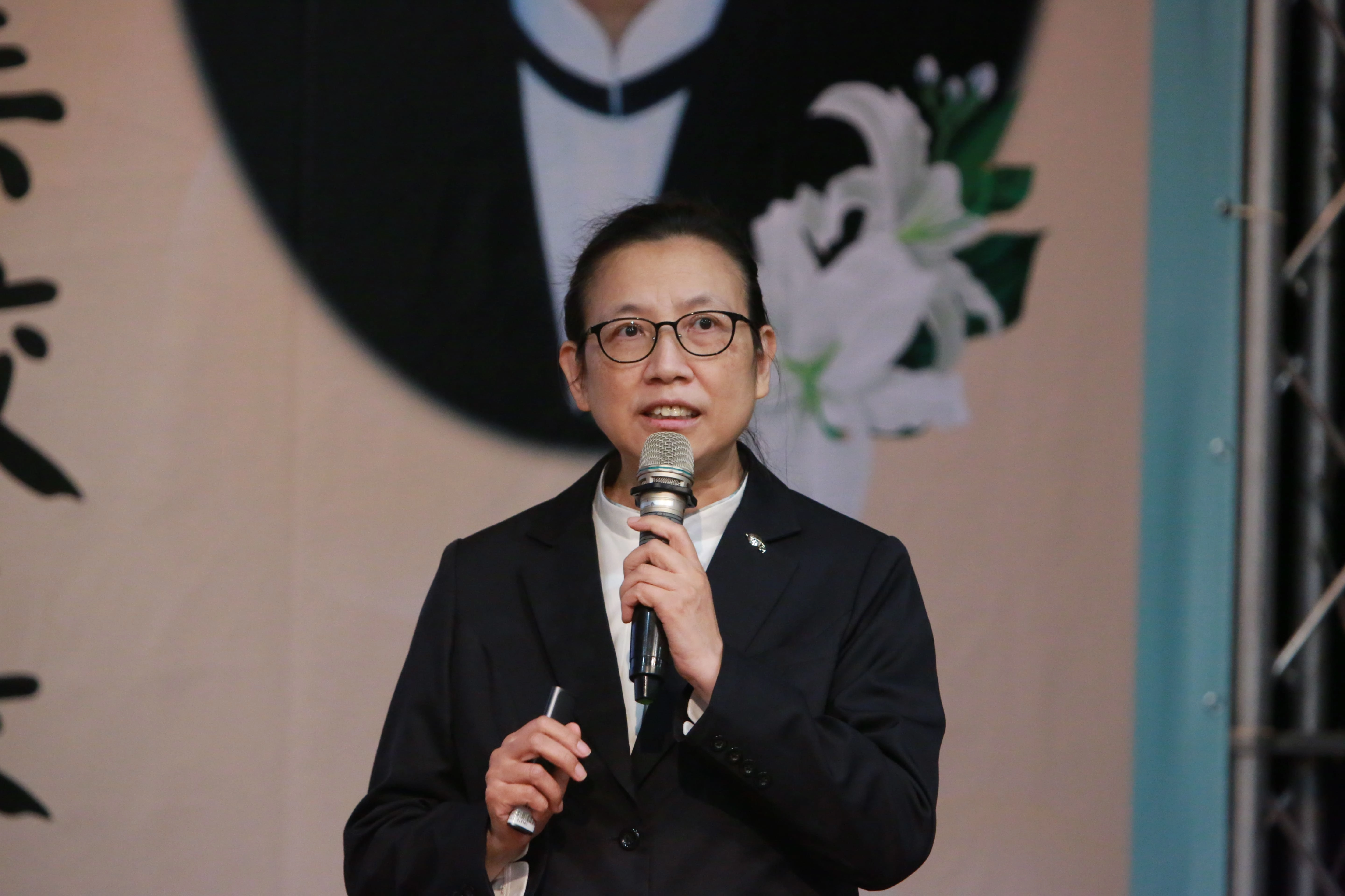 慈濟基金會編纂處主任洪靜原表示,張校長堅持對的事,做就對了。