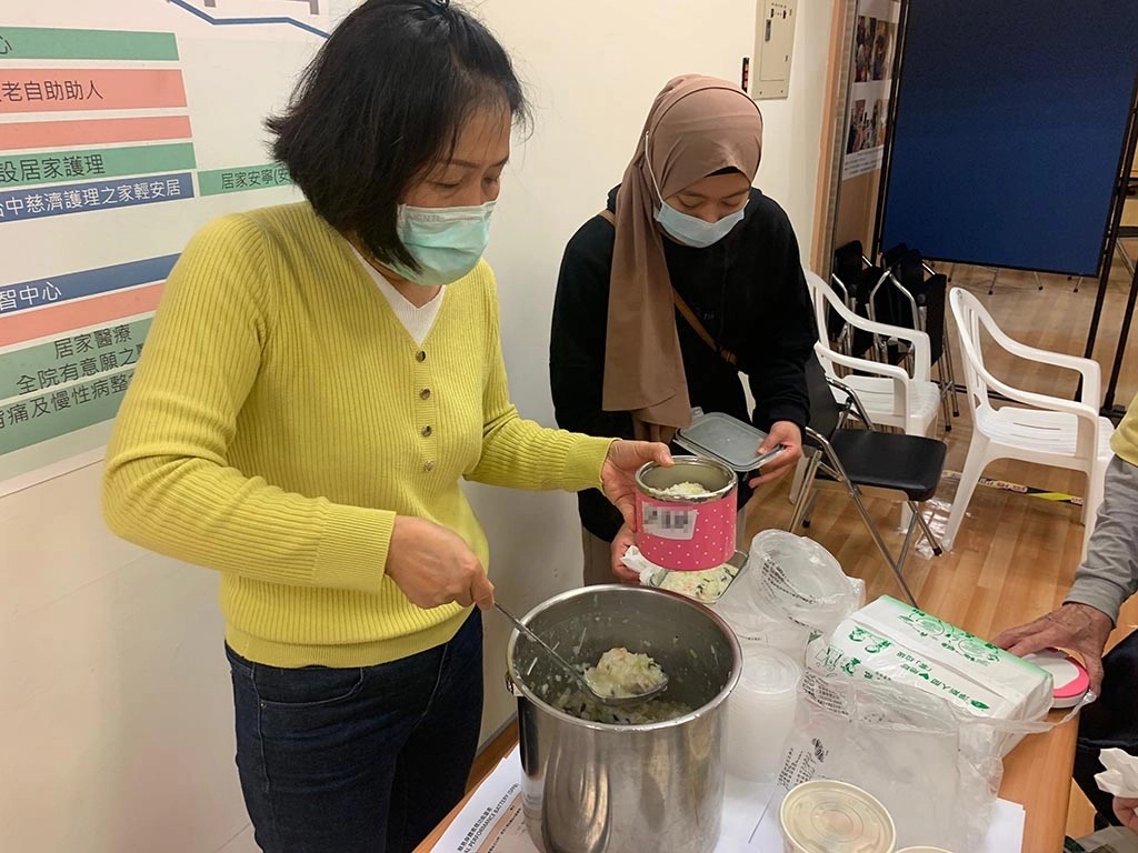 家屬葛小姐(左)與支持團體培養出深厚的情誼,煮鹹粥讓大家帶回家享用。