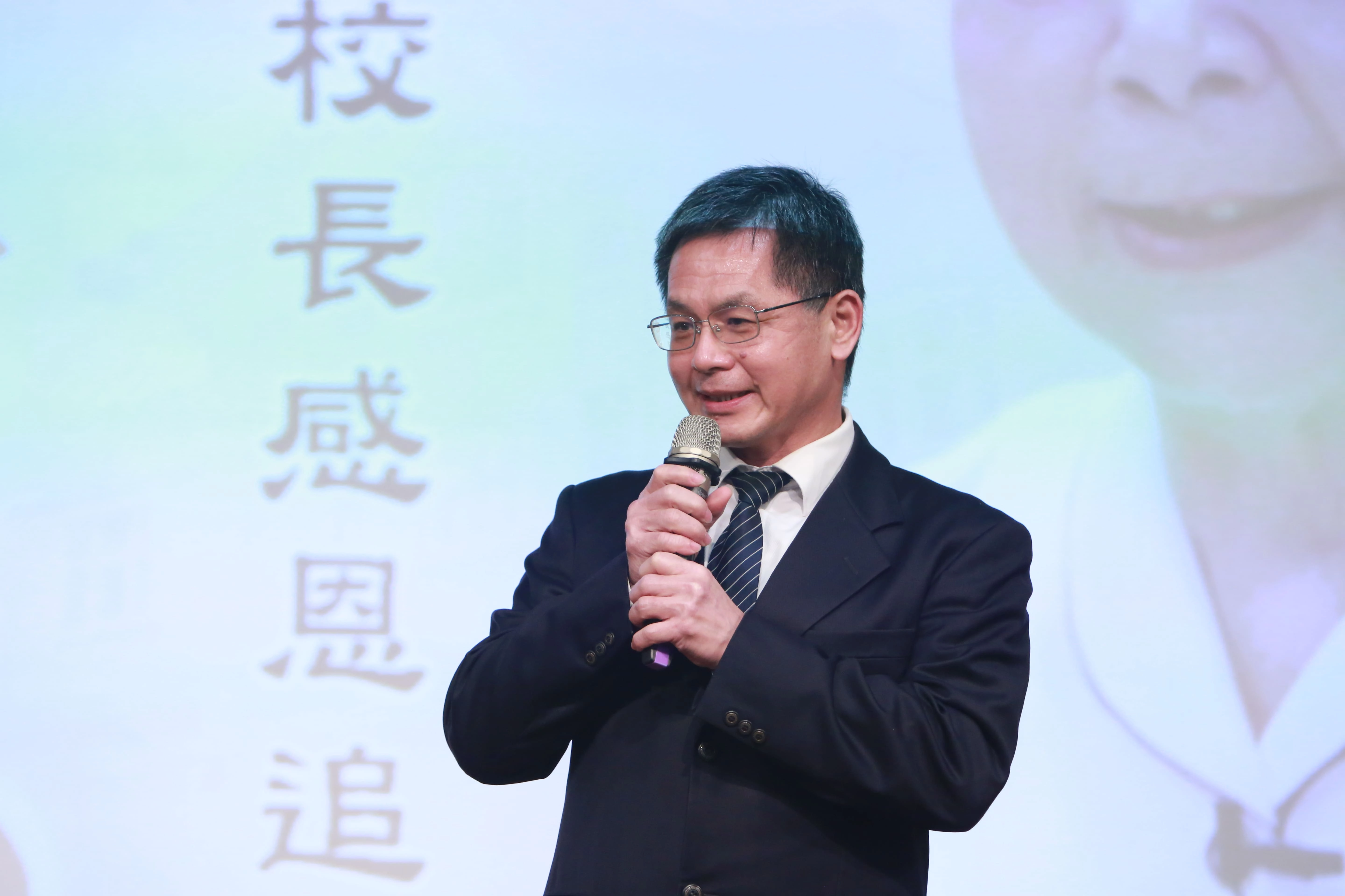 慈濟科技大學校長羅文瑞表示,感恩張校長治校12年,才奠定了如今的學風、教風、校風。