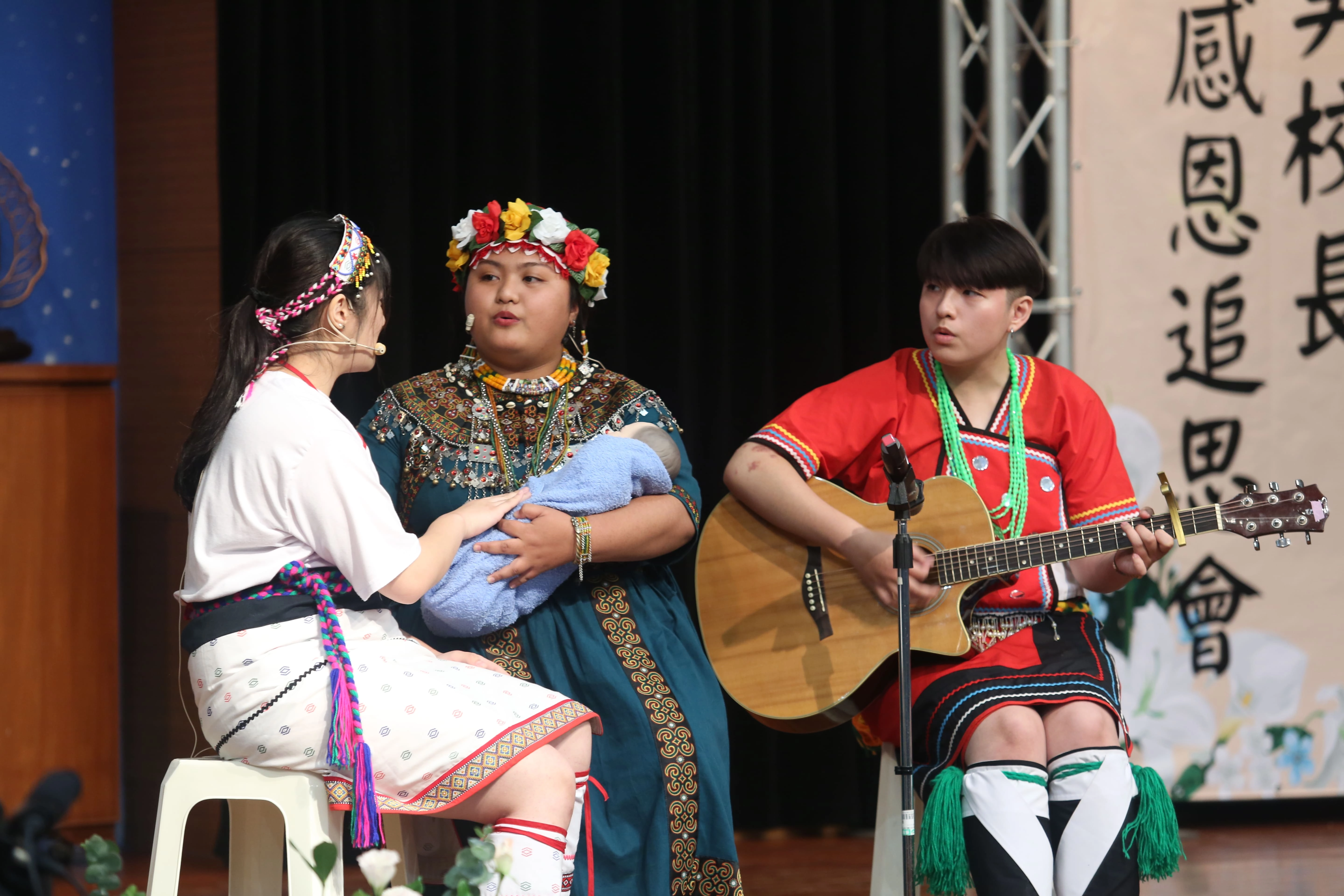 原住民族學生演唱排灣族古調-搖籃曲。