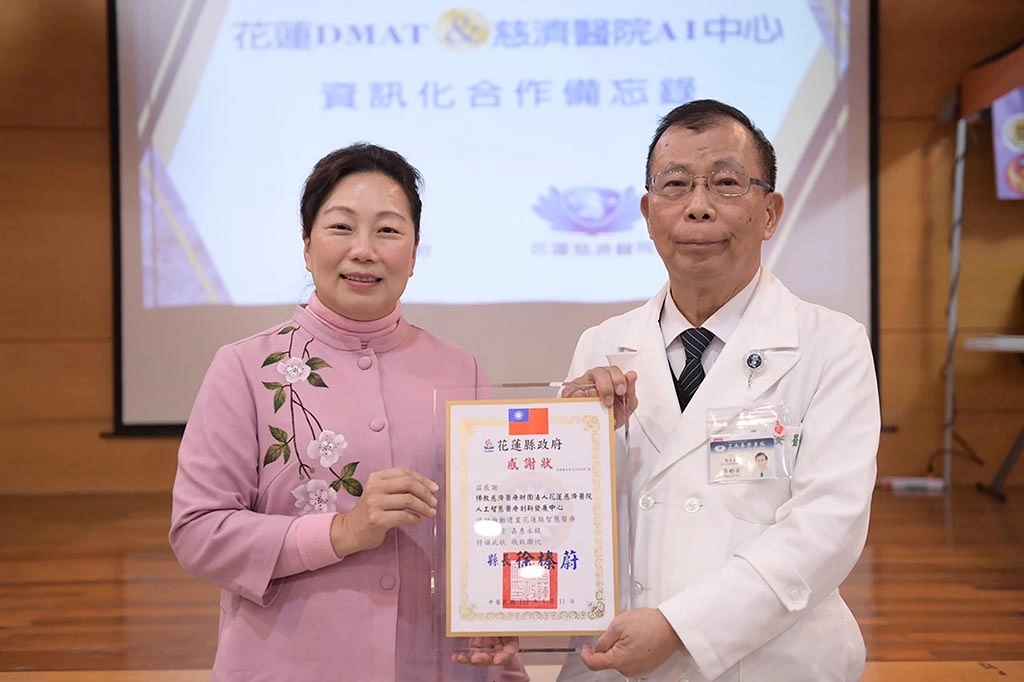 花蓮縣長徐榛蔚致贈感謝狀給花蓮慈院,由吳彬安副院長代表接受。